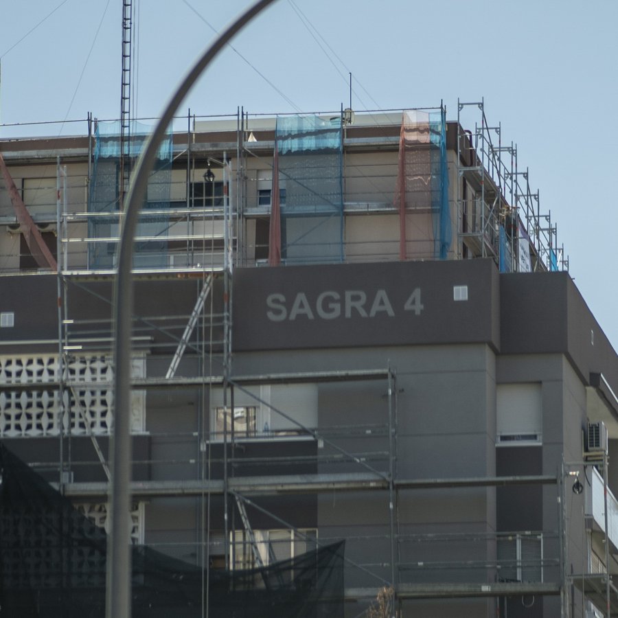 Edificio Sagra 4 durante la obra, con andamio montado