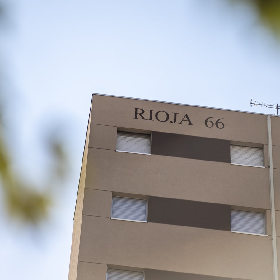 Coronación de la fachada rehabilitada del edificio Rioja 66