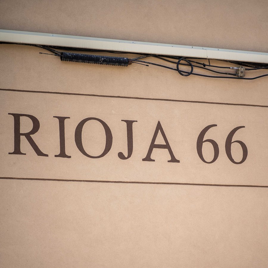 Rótulo Rioja 66 sobre la fachada renovada