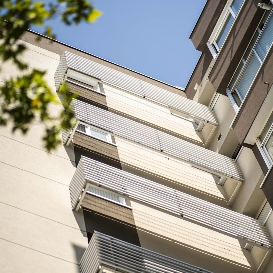 Balcones y celosías del edificio tras la rehabilitación