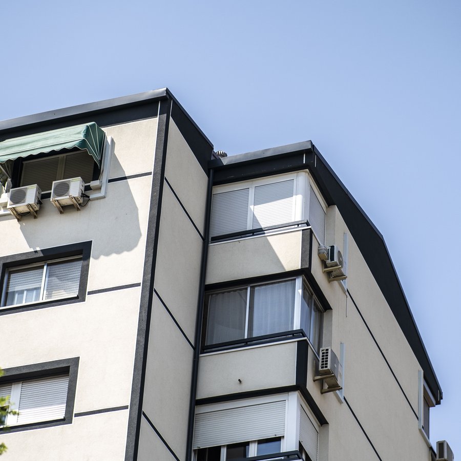 Esquina del edificio con los balcones renovados