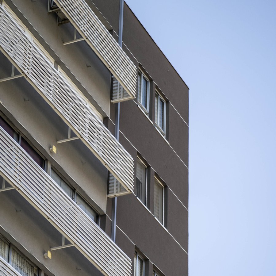 Fachada con balcones y persianas tras la obra