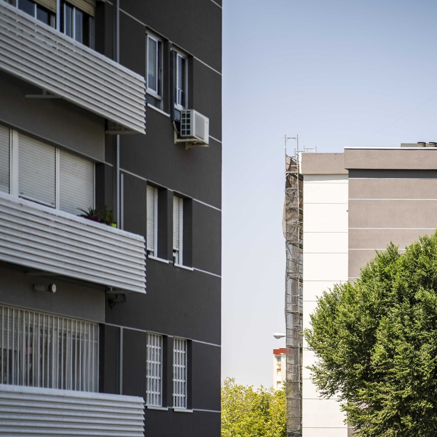 Dos edificios rehabilitados con la calle entre ellos
