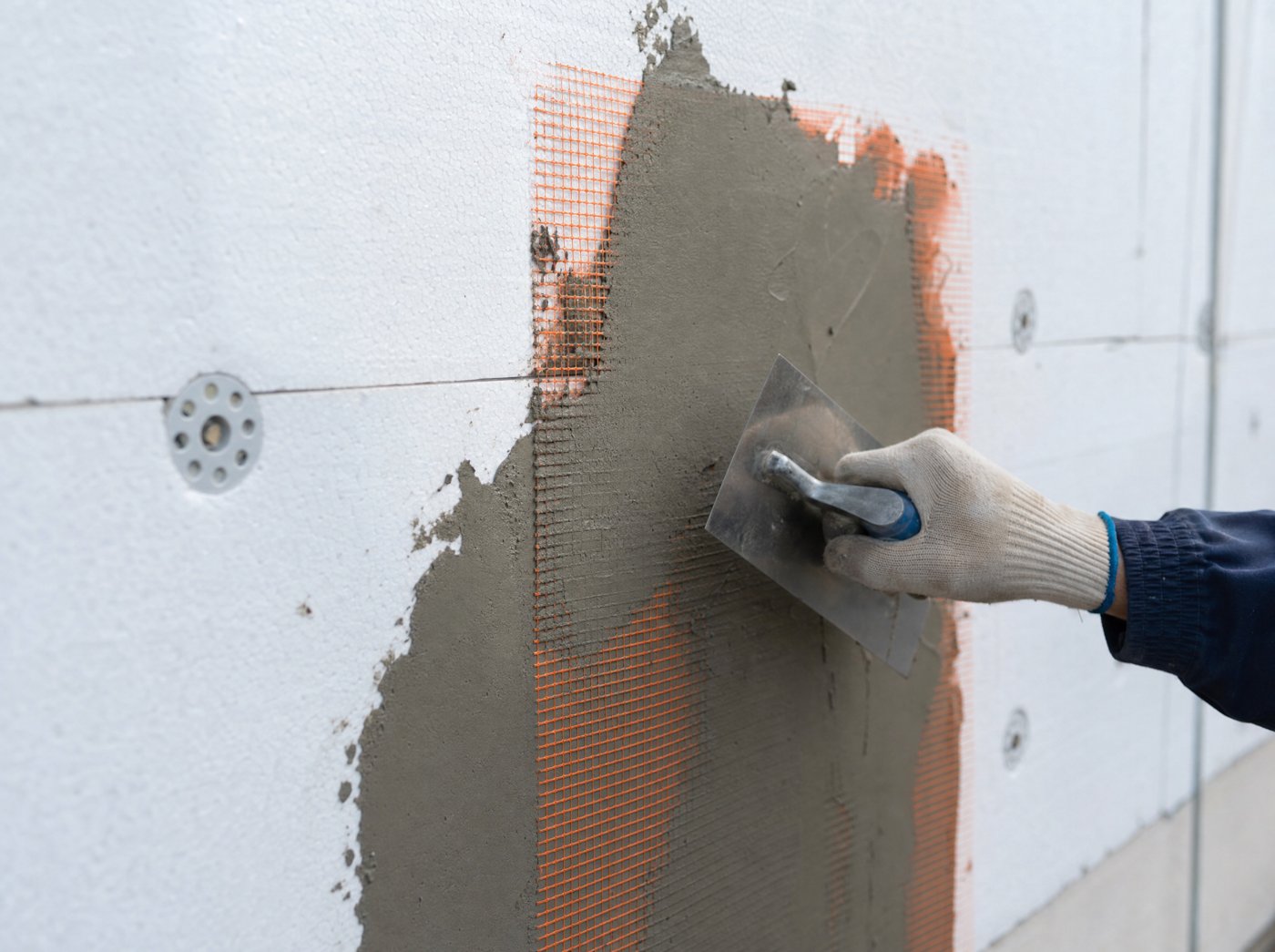 Detalle de instalación de SATE: placas aislantes, malla y mortero