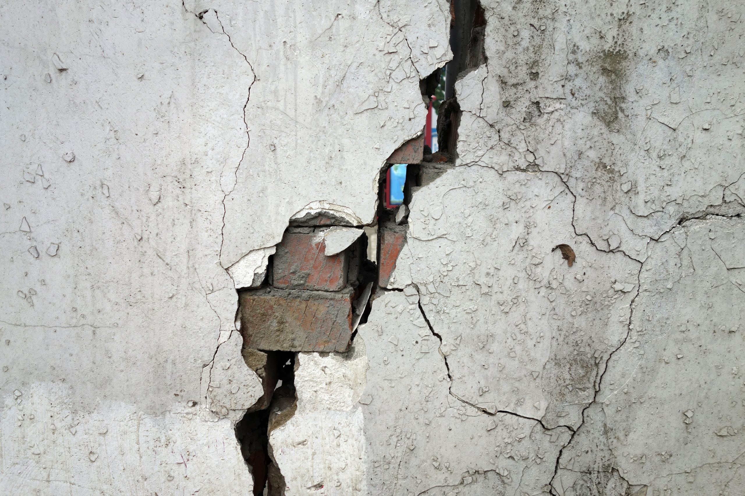 Técnico revisando el estado de conservación de un edificio